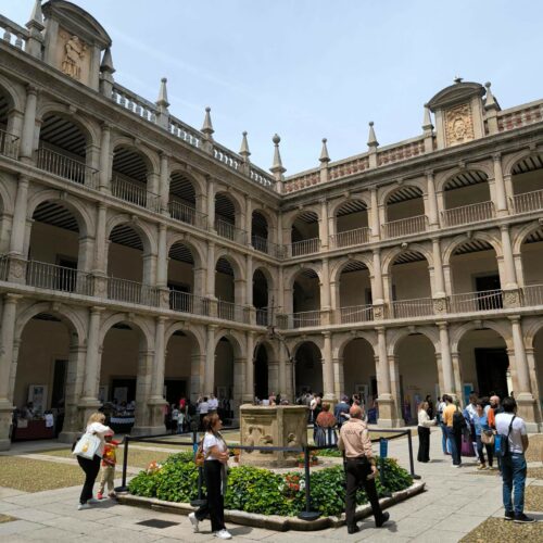 Patio de Santo Tomas de Villanueva Visitas Guiadas Universidad de Alcalá